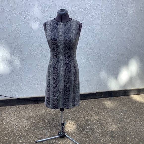 Sleeveless black and white Tahari dress - Picture 10 of 10